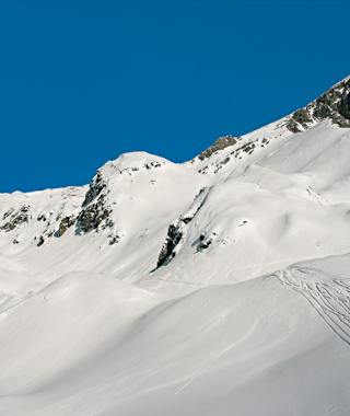 Ein Hauch vom Engadin – am Beginn der Langen Gasse, rechts der Gipfel.