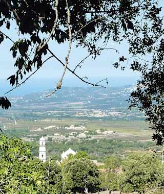 Blick von der Bocca di Catrusia nach Südwesten auf den Golf von Ajaccio, im Vordergrund die Kirche St. Blaise