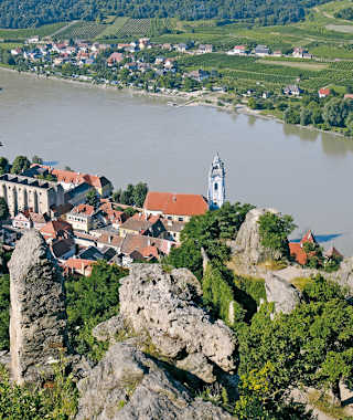 Tiefblick von der Ruine Dürnstein zur Donau und auf das Stadtgebiet von Dürnstein.