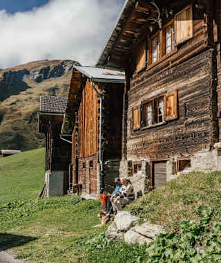 Pause in Puzzatsch vor dem Aufstieg zur Greina