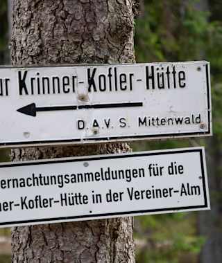 Wegweiser bei der Hütte