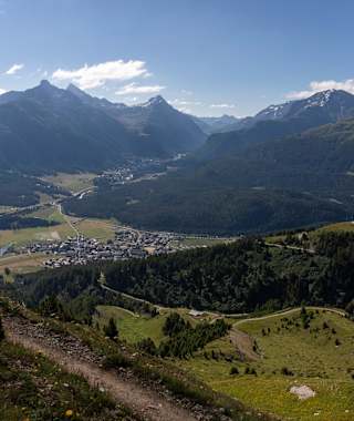 Blick runter auf die Dörfer Celerina und Pontresina