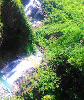 Einer der vielen Wasserfälle am Weg