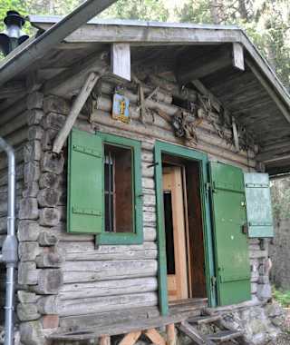 Unter der Nordwand des Großen Waxensteins im Wettersteingebirge in Bayern liegt die Waxensteinhütte (1.384 m)