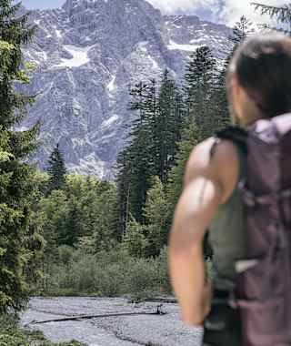 Blick auf das Tote Gebirge beim Almtalerhaus in Grünau im Almtal - Weg der Achtsamkeit