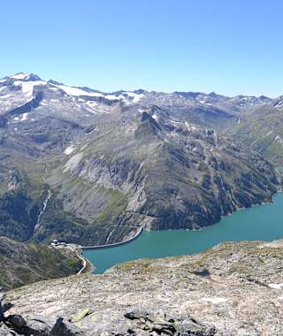 Hochalmspitze 3.360 m (links) und Ankogel 3.250 m (rechts) im Vordergrund der Kölnbreinspeicher.
