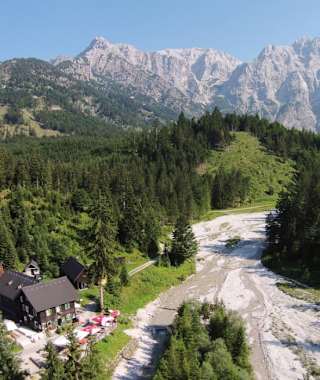 Das Almtaler Haus in der Hetzau mit dem Toten Gebirge im Hintergrund
