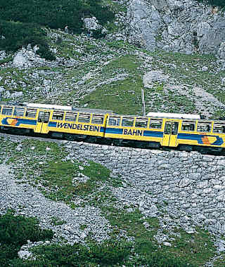 Die Wendelstein-Zahnradbahn bei der Abfahrt über die Reindlerscharte.