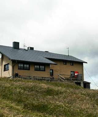Das familienfreundliche Wetterkoglerhaus ist ein beliebter Treffpunkt für Wanderer, Mountainbiker und Skitourengeher.