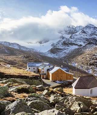 Die Wiesbadener Hütte in der hochalpinen Gebirgslandschaft der Silvretta