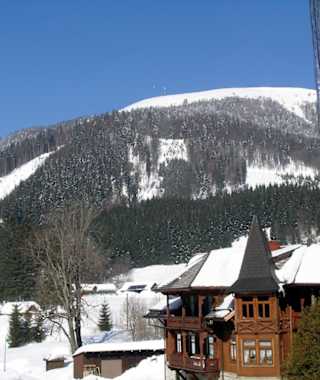 Wildalpe: Blick vom Freinerhof zur Wildalpe mit den beiden Sendemasten und rechts die Südostflanke