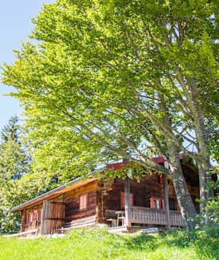 Die Winkelmoosalm-Hütte steht, wie auch die Winklmooshütte, auf der Winkelmoosalm, idyllisch in den Chiemgauer Bergen an der deutsch-österreichischen Grenze in Bayern.
