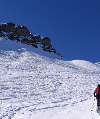 Um den Gupf herum nach links, dann auf den Grat nach rechts
