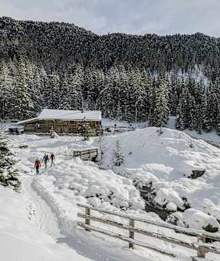 Die Winterwanderung führt von Oberwielenbach zur schön gelegenen Lercheralm.