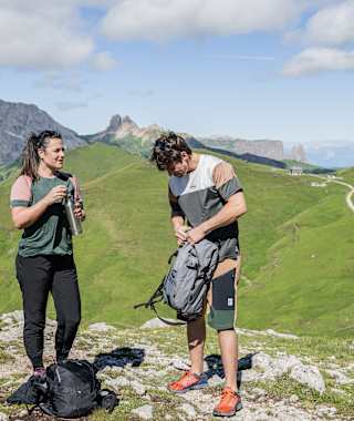 Kurze Pause - auf Etappe 1 der Dolomites Ronda wandert man von der Seiser Alm bis ins Fassatal.
