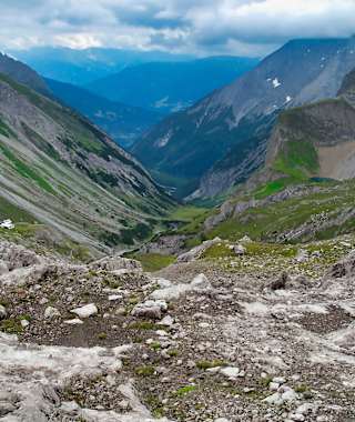 Links auf halber Höhe: Das Württemberger Haus in den Lechtaler Alpen.