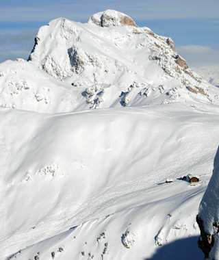 Atemberaubende Aussicht vom kleinen Zendleser Kofel: rechts die Schlüterhütte, im Hintergrund der majestätische Peitlerkofel