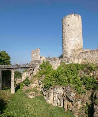 Burgruine Wolfstein mit Brücke