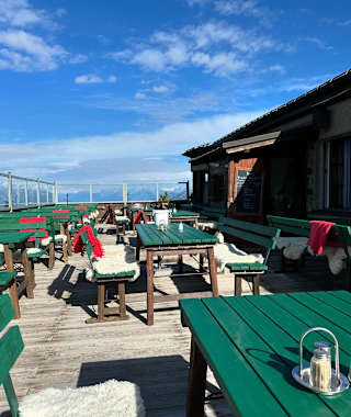 Die Aussichtsterrasse des Patscherkofelschutzhauses lädt schon zur ersten Rast ein.