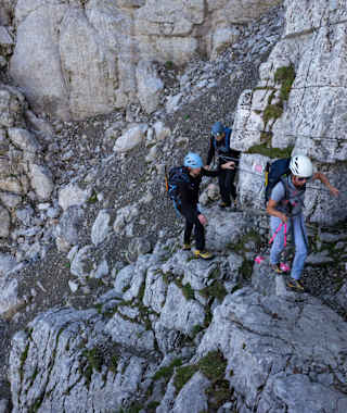 Durch ein steiles Band aufwärts.