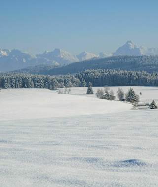 Bergpanorama vom zugefrorenen Attlesee