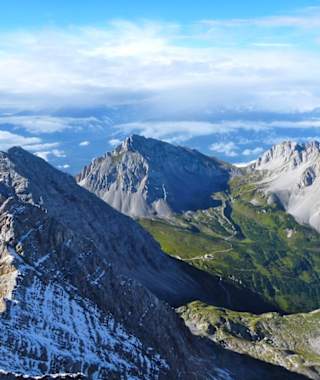 Im Bildhintergrund die Arzlerscharte