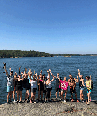 Unterwegs auf der Blaubeer-Insel nahe Bergholmarna: So sehen glückliche Wanderer aus