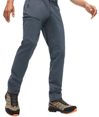 Graue Maier Sports Wanderhose mit modernem Schnitt und robusten Wanderschuhen, ideal für Outdoor-Aktivitäten und Trekking.