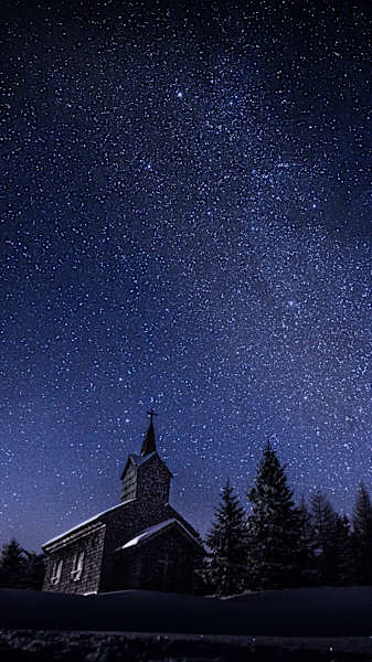 Gutensteiner Alpen im Winter: Milchstraße über „Maria Einsiedl“ in Niederösterreich