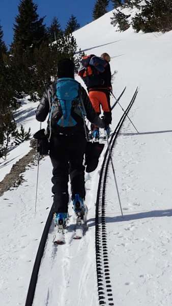 Skitourengehen am Schneeberg: Aufstieg entlang der Schienen der Schneebergbahn