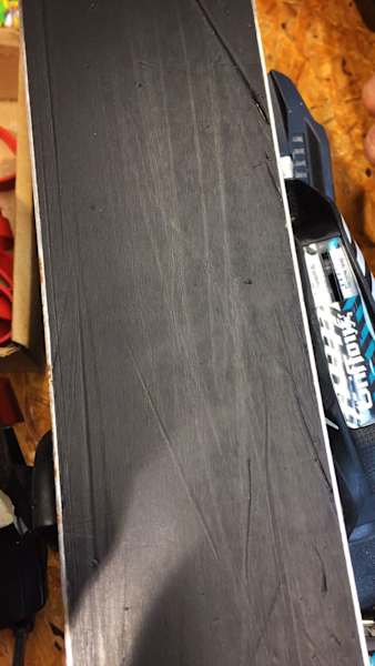 Skiservice: Zerkratzter Belag