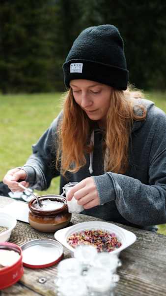 Burton-Camp: Verarbeitung der gesammelten Kräuter
