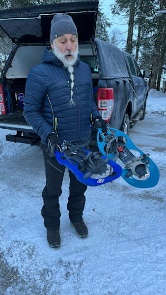 Bergführer Stefan Adam zeigt uns am Treffpunkt, welche Arten von Schneeschuhen es gibt