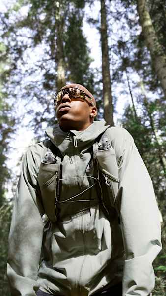 Jacke: Adidas Terrex via Zalando; Rucksack: Salomon via Zalando, Sonnenbrille: Oakley via Zalando