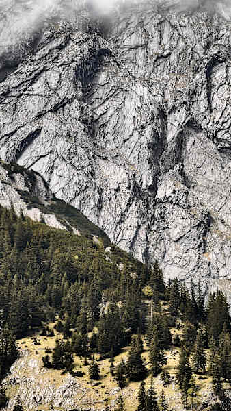 Bergwelten Fotowettbewerb Dein Blick auf die Berge Foto 9, Blick auf die markante Felswand am Ahornboden in Tirol.