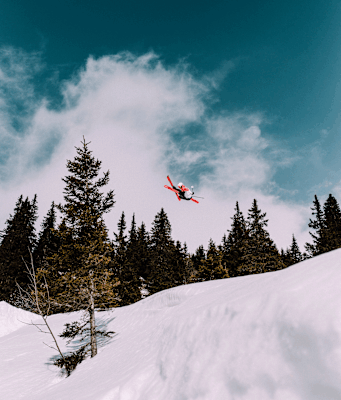 Mit einem wunderschönen Flatspin fliegt Luca durchs verspielte Gelände der Koralpe