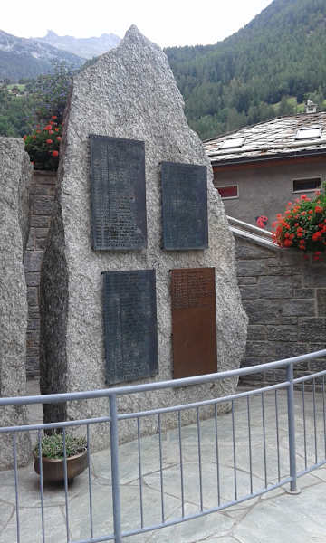 Bergführerdenkmal in St. Niklaus mit insgesamt sieben Bronzetafeln