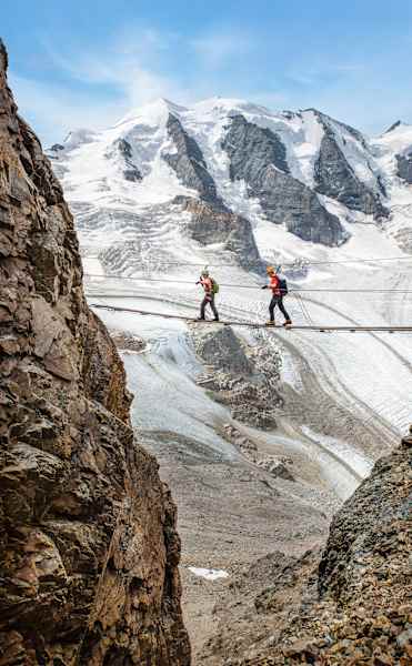 Der Piz Trovat Klettersteig in der Schweiz mit zwei Bergsteiger