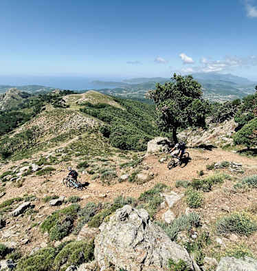 Der Trail Buca del Monte mit Blick auf den Golf von Portoferraio, Rio Marina, Porto Azzurro und Cavo