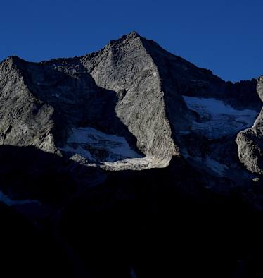 Von der Bodenalm zeigt sich die perfekte Nordkante des 3.065 m hohen Grundschartners, der sog. Mittergrat, in der Früh genau an der Licht-Schatten-Grenze.