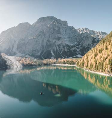 Der Pragser Wildsee und der Seekofel im Herbstlicht