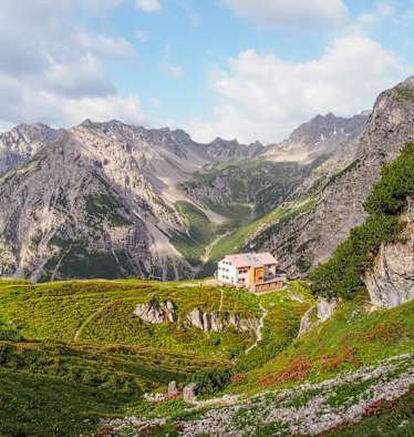 Die Steinseehütte (2.061 m) liegt unterhalb des gleichnamigen Sees auf einer grünen Terrasse, umrahmt von der mächtigen Parzinn-Gruppe, in den Lechtaler Alpen