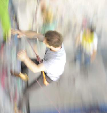 Krafteinwirkung: Sturz beim Klettern in der Halle