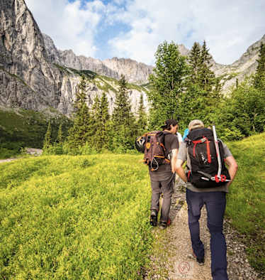 Kurz hinter der Höllentalangerhütte, die Plattenfluchten des „Bretts“ bereits im Blick.