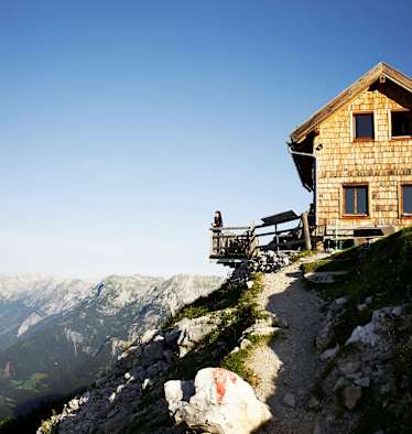 Die Werfener Hütte liegt auf einem ausgesetzten Plateau unter dem Hochthron. Von der Terrasse aus sieht man bis zum Großglockner.