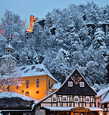 Eine verschneite Stadt in Sachsen am Nachmittag.