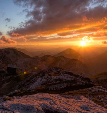 Die afrikanischen Guides sind trainierte Alpinisten und begleiten ihre Gäste (im Bild Autor Klaus Haselböck) bis auf den Gipfel