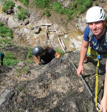 Hausbachfall-Klettersteig mit Blick auf die Schlucht