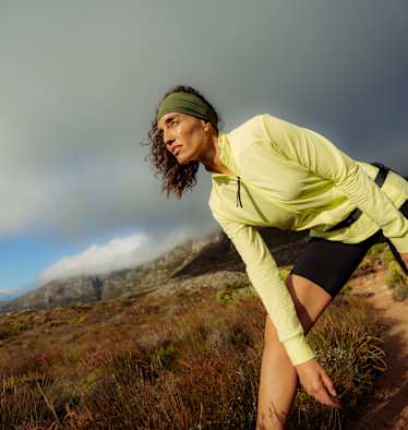 Frau in den Bergen beim Wandern mit LaMunt Fleece-Jacke