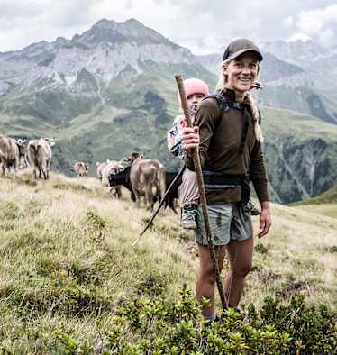 Katharina Krepold auf der Alp S. Carli in Graubünden bei ihrer Arbeit als Älplerin mit ihrem Kind und ihren Schützlingen.